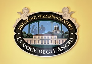insegna, angeli, ali, palazzo, due, chiesa, ristorante, giallo, scritte, pizzeria