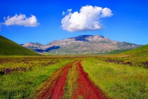 montagna, erba, nuvole, verde, cielo, strada, rosso, sentiero, prato, azzurro, panorama, montagne, terra, prati, rossa, collina, campi, paesaggio