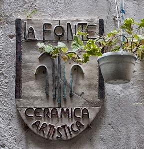 pianta, vaso, insegna, muro, stemma, foglie, edera, verde, ceramica, lettere, scritte, bianco