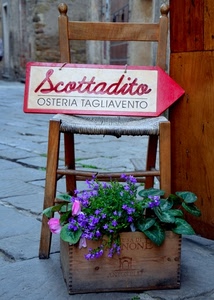 sedia, fiori, insegna, legno, cassetta, piante, paglia, osteria, pianta, cartello, viola, vaso, freccia, strada, foglie, scritte, selciato