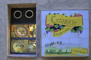 insegna, finestra, ceramiche, vetrina, piatto, piatti, paesaggio, dipinti, mattonelle, vasi, piastrelle, cipressi, azzurro, scritte, cerchi, ceramica