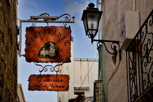 lampione, insegna, cielo, ringhiera, balcone, insegne, ristorante, ferro, trattoria, palazzo, muro