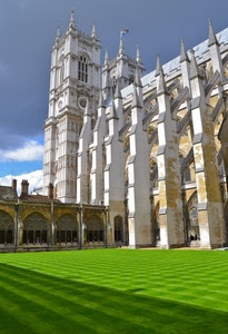 prato, chiesa, guglie, campanile, archi, cielo, nuvole, verde, cattedrale