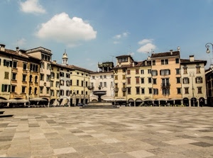 piazza, fontana, finestre, nuvole, palazzi, cielo, case, ombrelloni, archi, portici, lampione, comignoli, paese, campanile