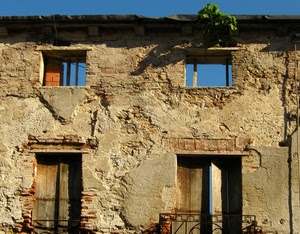 finestre, rudere, cielo, verde, casa, muro, abbandono, ringhiere, ringhiera, mattoni, azzurro, rovina, facciata, pianta