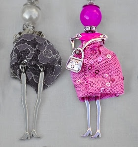 due, gambe, rosa, borsa, viola, ciondoli, vestiti, orecchini, borsetta, grigio, bambole, perle