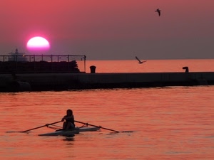 tramonto, sole, gabbiani, mare, remi, canoa, alba, cielo, controluce, acqua, uccelli, barca, rosso, molo, vogatore, imbarcazione, pontile