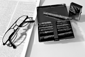 sigari, occhiali, bianconero, accendino, scatola, libro, giornale