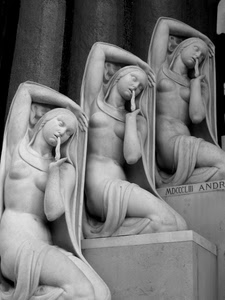 tre, donne, statue, marmo, bianconero, cimitero, tomba, fiammelle, monumento