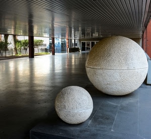 sfere, due, pietra, soffitto, palle, grigio, marmo, sculture, portico, cortile