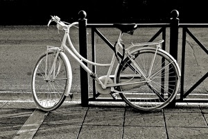 bicicletta, ruote, bianconero, strada, ringhiera, bianco, manubrio, sellino, pedali, sella, raggi, marciapiede, ferro