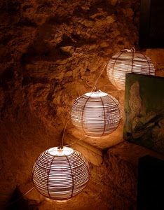 tre, lampade, sfere, luci, roccia, scalini, muro, luce, lanterne, gradini, notte, palle, cerchi