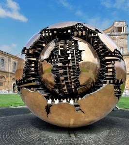 scultura, sfera, verde, piazza, bronzo, cielo, monumento, palla, azzurro, nuvole, oro, finestre, erba, prato, metallo
