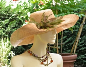 cappello, collana, manichino, foglie, piante, verde, vaso, bianco