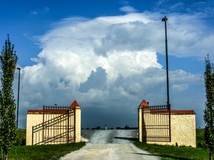 cancello, nuvole, strada, cielo, lampione, lampioni, alberi
