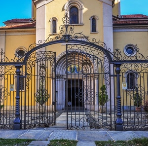 cancello, chiesa, ferro, portone, finestre, giallo, porta, ingresso, piante, arco, archi, lunetta