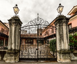 cancello, lampioni, pilastri, colonne, villa, ferro, nuvole, metallo, cielo