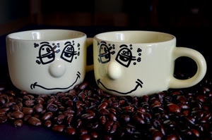 caffè, tazze, due, chicchi, bianco, grani, manici, disegni, tazzine