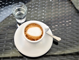 bicchiere, caffè, tazzina, acqua, piattino, tavolo, cucchiaino, schiuma
