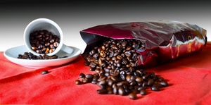 chicchi, caffè, tazzina, rosso, piattino, busta, tovaglia, marrone, tanti, sacchetto