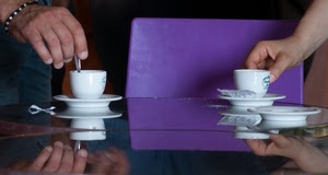 caffè, viola, tazzine, mani, zucchero, riflesso, piattini, cucchiaino, tavolo, riflessi, sedia, dita, bianco, piattino, tazzina, bustine, due
