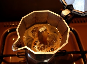caffè, caffettiera, schiuma, fornello, cucina, coperchio, alluminio, marrone, moka, gas, bollire, beccuccio, moca