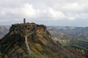 borgo, ponte, campanile, panorama, montagne, nuvole, strada, rupe, paese, cielo, torre