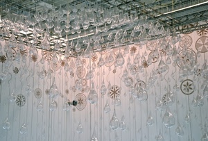 vetro, gocce, fili, disegni, trasparenti, trasparenza, cerchi, bolle, appese, appesi, decorazioni, soffitto, cristallo