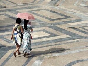 ombrello, due, piazza, donne, passanti, ombra, geometrie, ragazze
