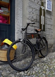 ruote, bicicletta, damigiana, insegna, raggi, vetrina, manubrio, porta, sella, giallo, pedali, bici, negozio, ciotoli, muro, strada, termometro, quadro, osteria, sassi