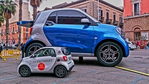 ruote, auto, automobili, automobile, finestre, piccola, transenna, azzurro, palme, due, piazza, alberi, smart, giallo, blu, palazzi, macchine