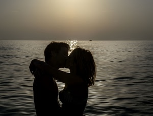 mare, bacio, controluce, due, tramonto, coppia, acqua, innamorati
