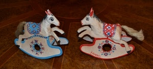 cavalli, dondolo, rosso, giocattoli, due, pavimento, code, giocattolo, azzurro, legno, celeste, zampe, selle, dondoli