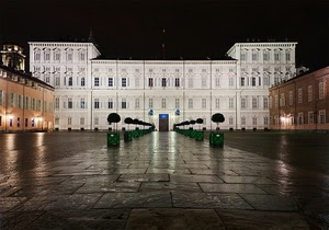 palazzo, piazza, notte, notturno, torino, piante, bianco, pioggia, finestre, riflessi, prospettiva, luci, alberi