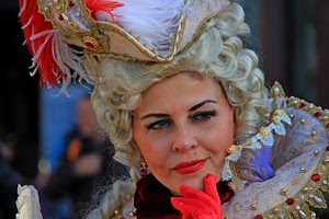 rosso, carnevale, piume, cappello, donna, parrucca, maschera, trucco, guanto, ritratto, perle, bianco, sguardo, occhi, viso, ciglia, costume, capelli, labbra