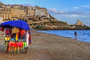 mare, spiaggia, ombrellone, nuvole, cielo, sabbia, bancarella, case, venditore, paese, colori, costumi, borgo, castello, blu, riva, acqua, torre