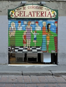 insegna, marciapiede, serranda, negozio, colori, gelateria, murales, strada, saracinesca, verde, marciapiedi, pietre, muro, dipinto, azzurro, frigoriferi, scritta, graffiti, persone