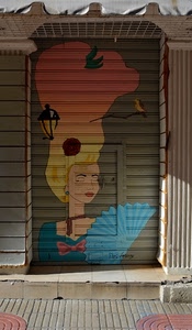 ventaglio, donna, lampione, saracinesca, serranda, dipinto, murales, bionda, porta, azzurro, giallo, murale, viso, negozio, fiocco, colori, capelli, gradino, uccello, pittura