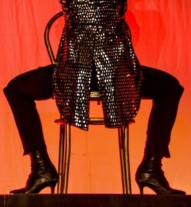 sedia, tacchi, gambe, nero, rosso, stivali, giacca, frac, pantaloni, scarpe, ballerina, lustrini, luccichio, schiena, arancione, seduta, oro, stivaletti