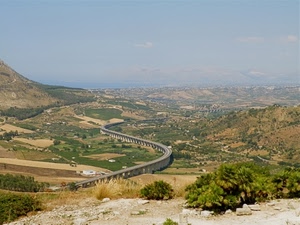 strada, viadotto, verde, panorama, cielo, autostrada, colline, campagna, paesaggio, alberi, piante, cespugli, ponte, archi, campi, sassi, curve, vallata, pianura, case, azzurro, nuvole, mare, coltivazioni, montagne