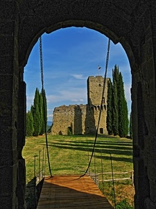 castello, alberi, ponte, arco, catene, cielo, verde, levatoio, bandiera, prato, cipressi, fortezza, azzurro, torre, passerella, nuvole, ombre, ingresso, ombra, erba, rudere, cornice