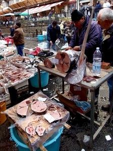 mercato, pesce, bottiglia, persone, tranci, spada, pescivendolo, pesci, bilancia, acqua, tende, vendita, mastelli, bacinelle