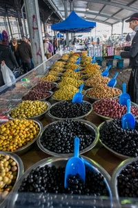 olive, mercato, persone, nero, palette, giallo, azzurro, blu, legumi, verde, lampade, bancarelle, bancone, venditore, contenitori, plastica, ciotole