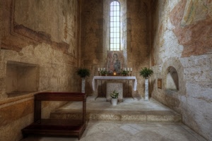 altare, finestra, candele, chiesa, fiori, cappella, inginocchiatoio, vasi, piante, affreschi, madonna, panca, interno, muri, nicchie