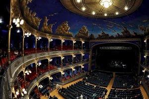 palchi, teatro, poltrone, luci, platea, palcoscenico, soffitto, volta, nero, rosso, lampade, persone, scena, colonne, galleria, pubblico, nuvole, interno, lampadario, blu, lampioni, spettatori