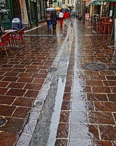 pioggia, ombrelli, sedie, strada, bagnato, persone, passanti, tombini