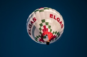 mongolfiera, rosso, bianco, cielo, pallone, verde, blu, colori, scritte, pubblicità, logo, cesta, scuro, azzurro, aerostatico, lettere, cesto, quadrati
