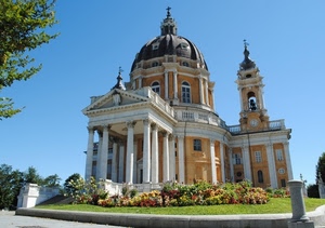 cupola, chiesa, colonne, campanile, fiori, aiuola, verde, cielo, finestre, croci, prato, basilica, alberi, portico, colonnato, erba