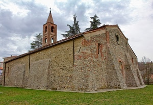 alberi, campanile, chiesa, nuvole, prato, cielo, erba, verde, rosone, finestre, mattoni, pini, croce, bianco, romanico