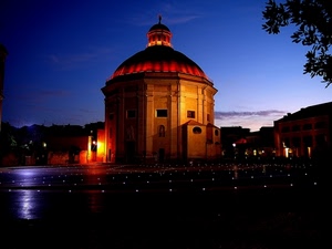 chiesa, cupola, luci, piazza, cielo, blu, finestre, notturno, notte, loano, albero, duomo, case, azzurro, nuvole, sera, rami, cupole